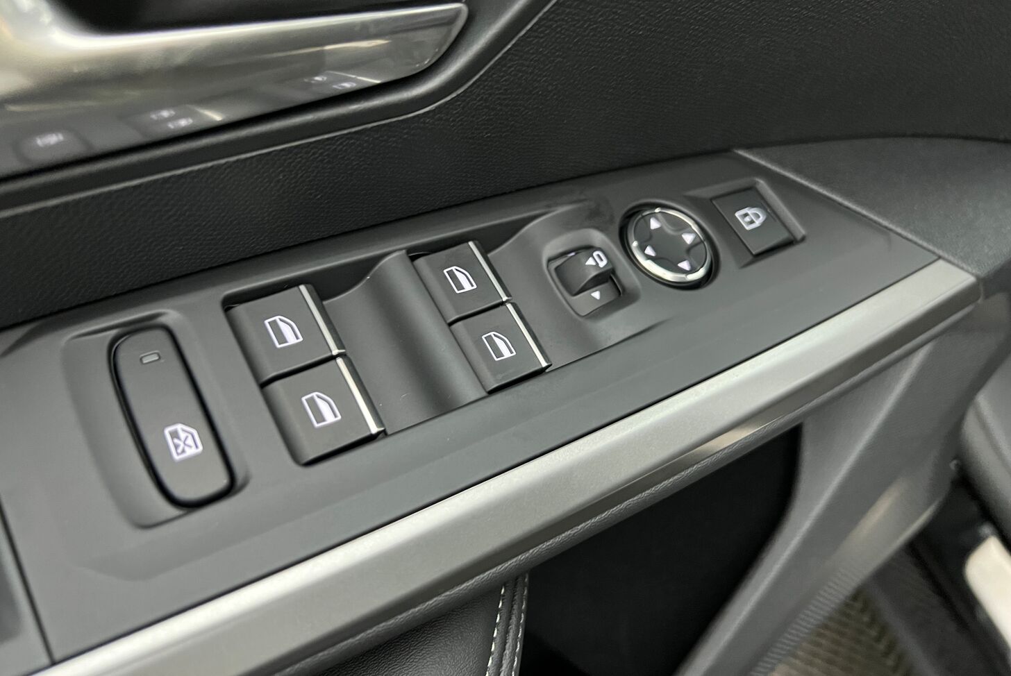 PEUGEOT 5008 SUV Hybride Essence