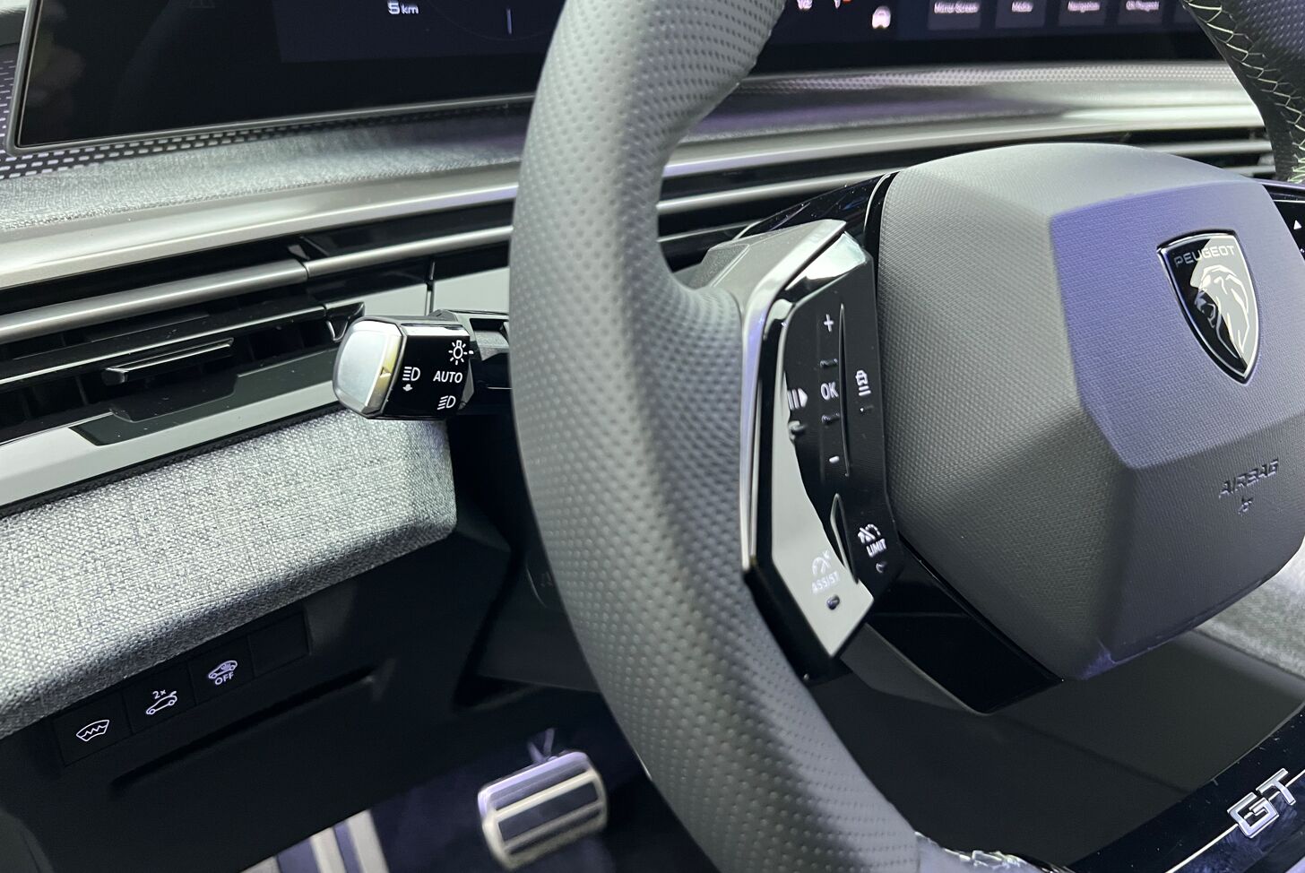 PEUGEOT 5008 SUV Hybride Essence