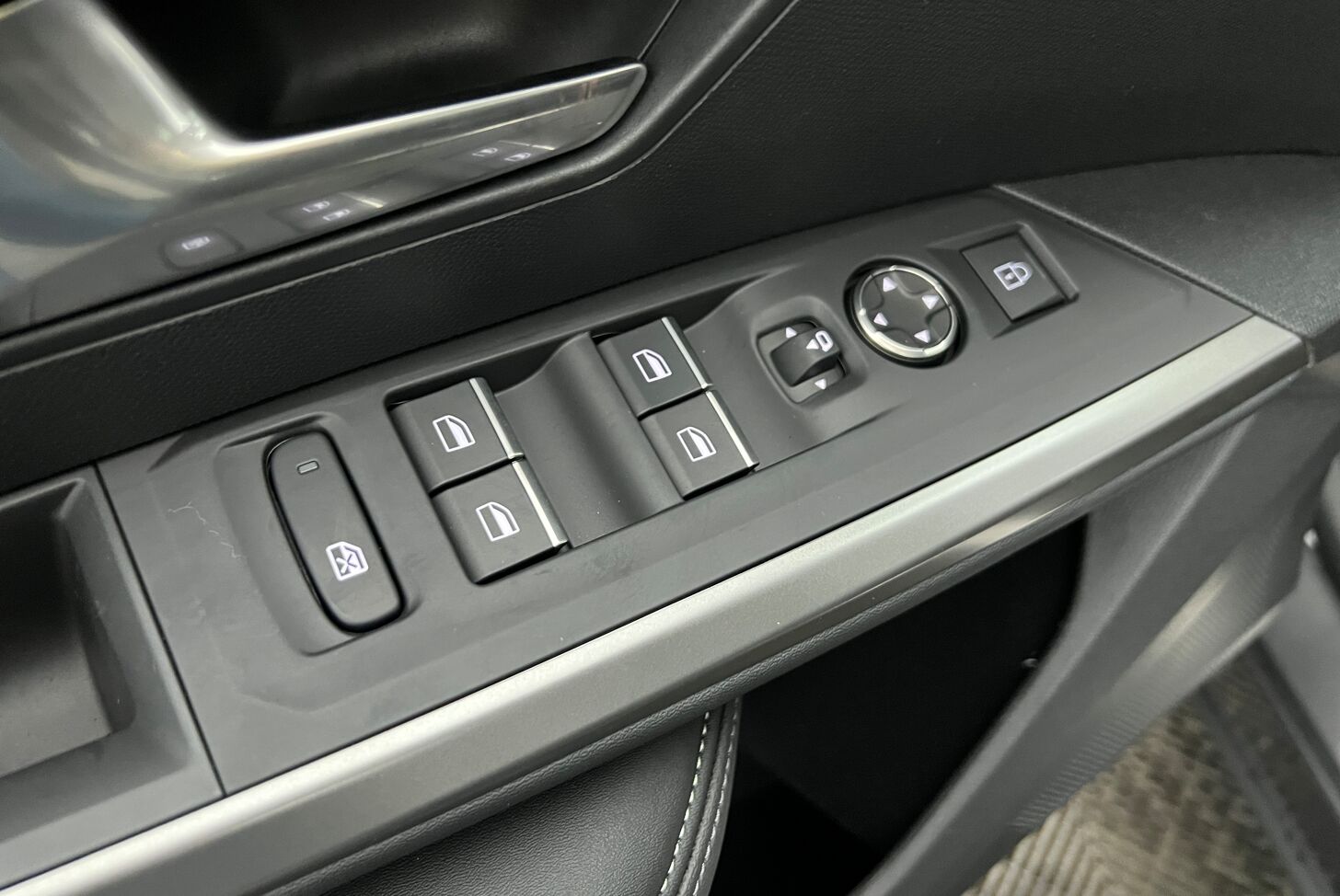 PEUGEOT 5008 SUV Hybride Essence