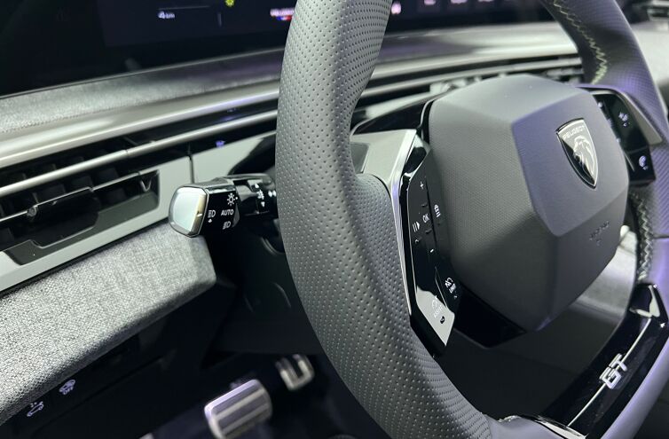 PEUGEOT 5008 SUV Hybride Essence