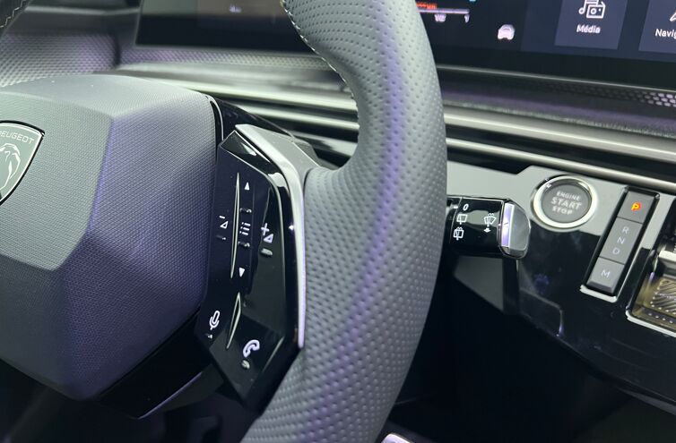 PEUGEOT 5008 SUV Hybride Essence