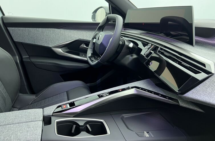 PEUGEOT 5008 SUV Hybride Essence