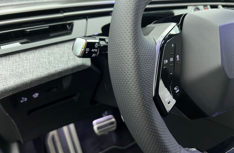 PEUGEOT 5008 SUV Hybride Essence