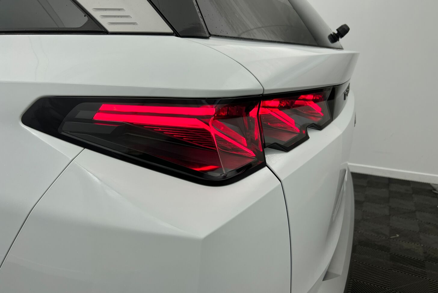 PEUGEOT 5008 SUV Hybride Essence