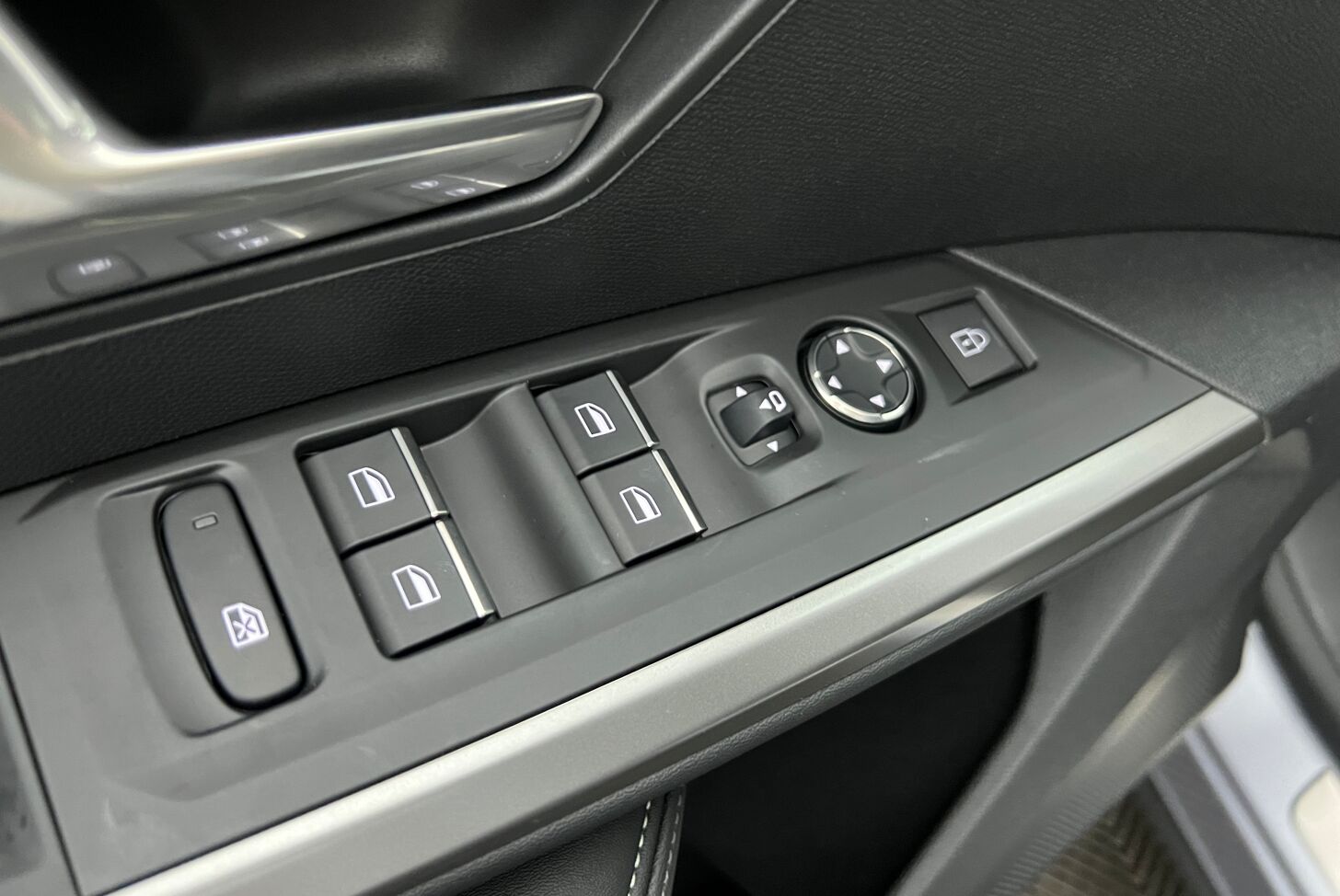 PEUGEOT 5008 SUV Hybride Essence