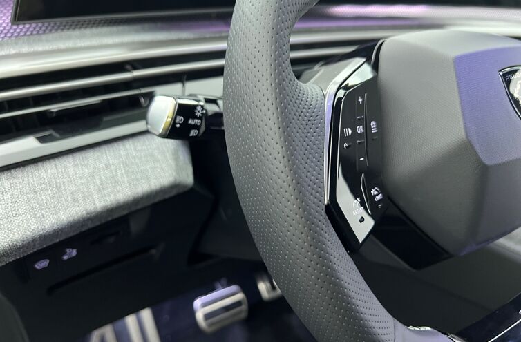 PEUGEOT 5008 SUV Hybride Essence