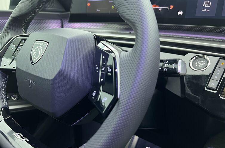 PEUGEOT 5008 SUV Hybride Essence