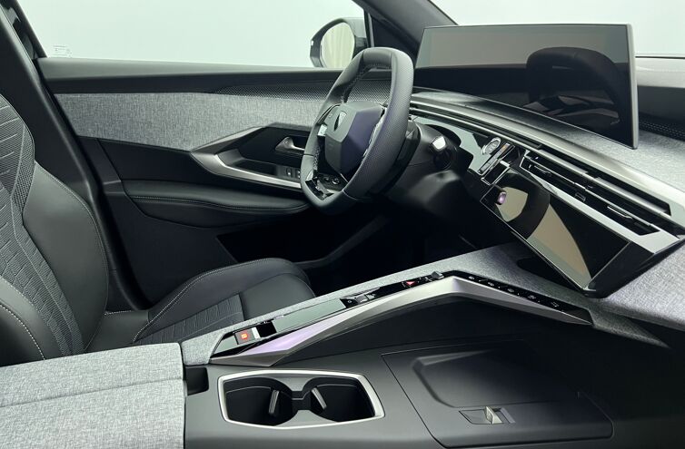 PEUGEOT 5008 SUV Hybride Essence