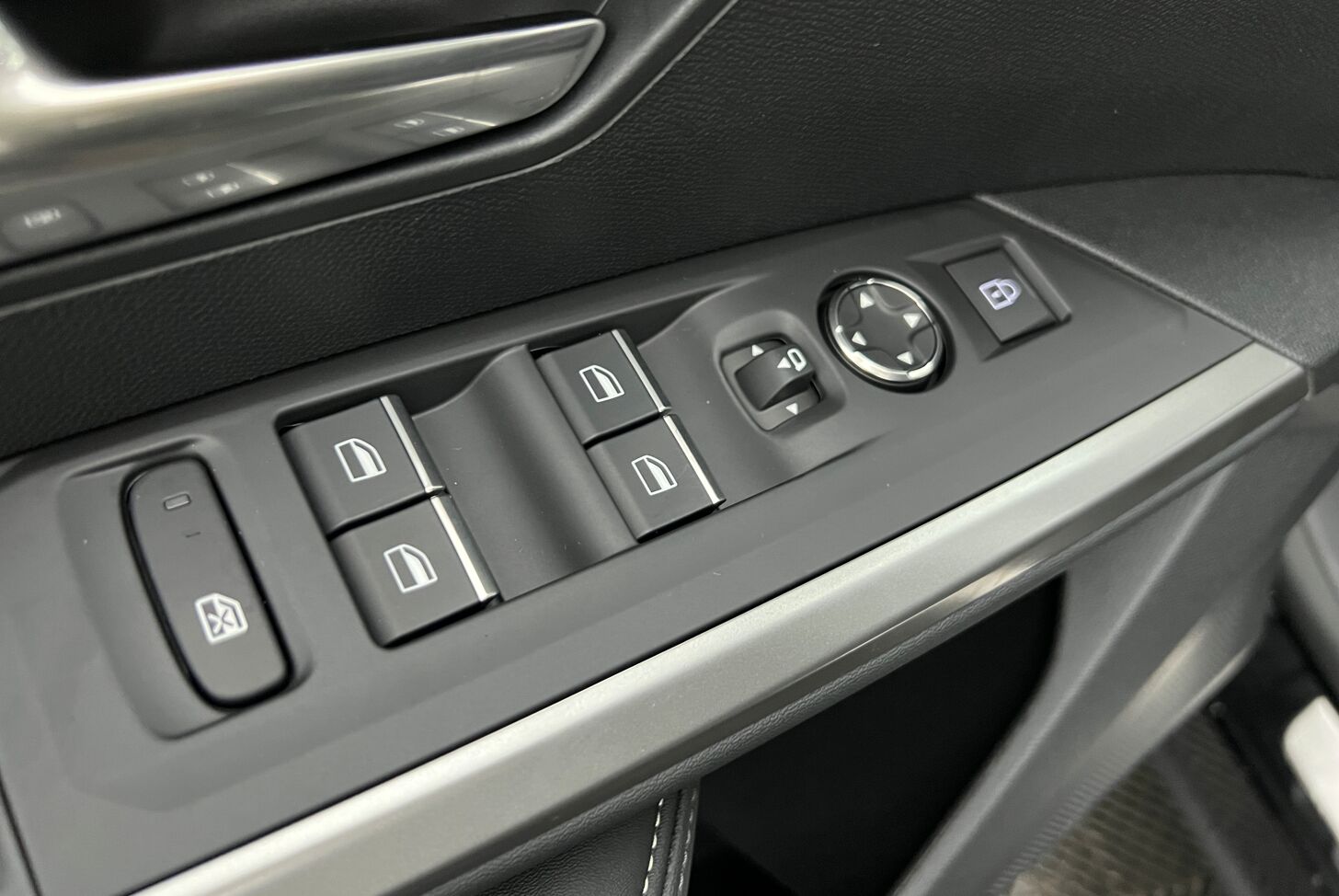 PEUGEOT 5008 SUV Hybride Essence