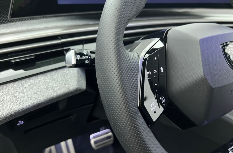 PEUGEOT 5008 SUV Hybride Essence