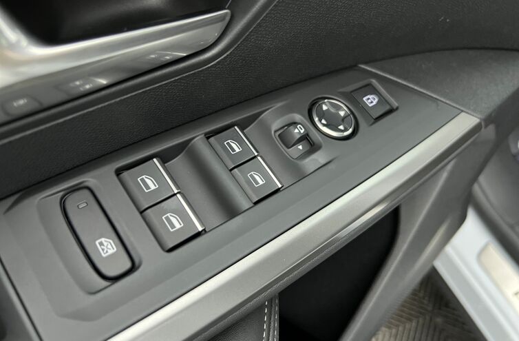 PEUGEOT 5008 SUV Hybride Essence