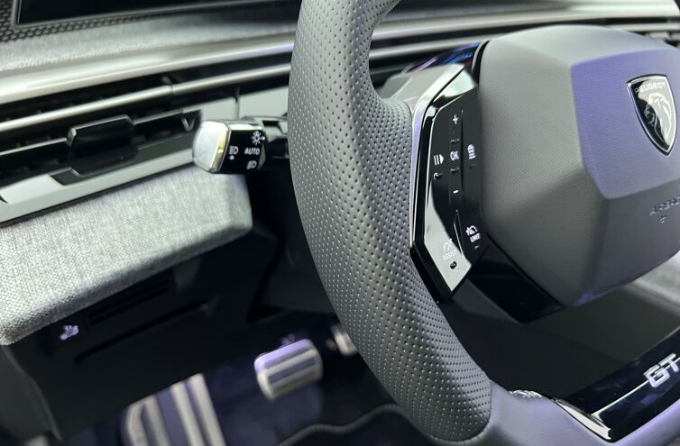 PEUGEOT 5008 SUV Hybride Essence