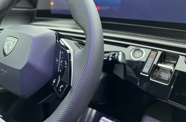 PEUGEOT 5008 SUV Hybride Essence