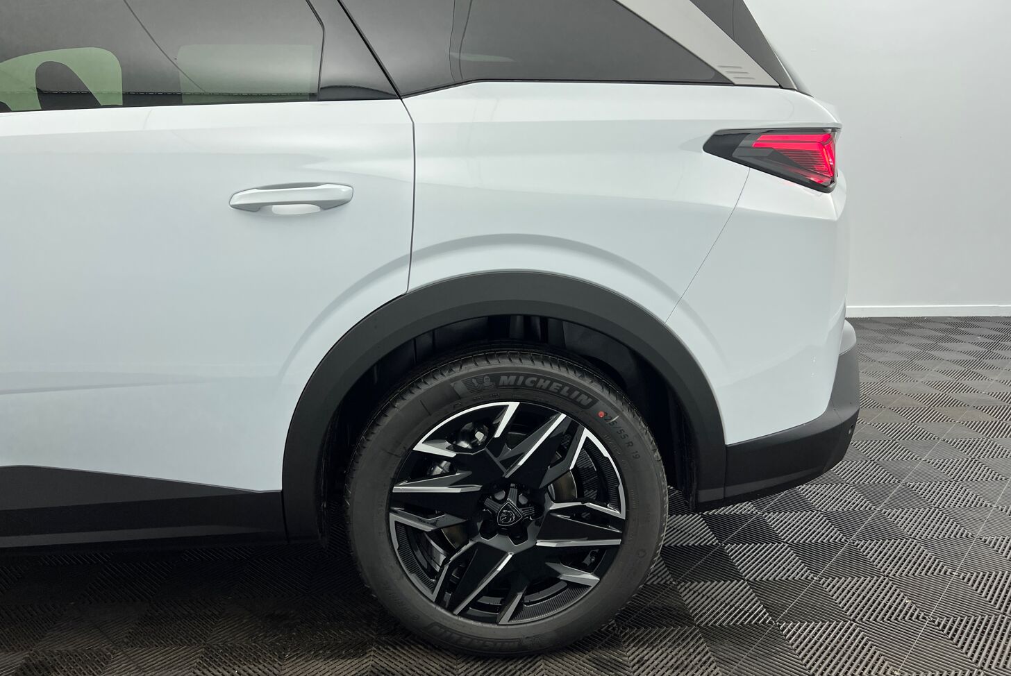 PEUGEOT 5008 SUV Hybride Essence