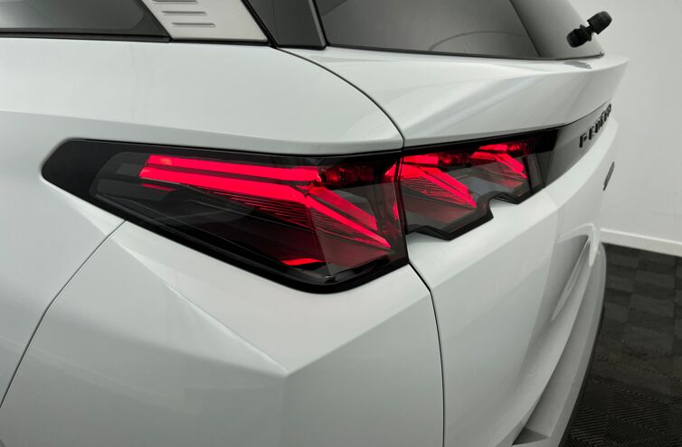 PEUGEOT 5008 SUV Hybride Essence