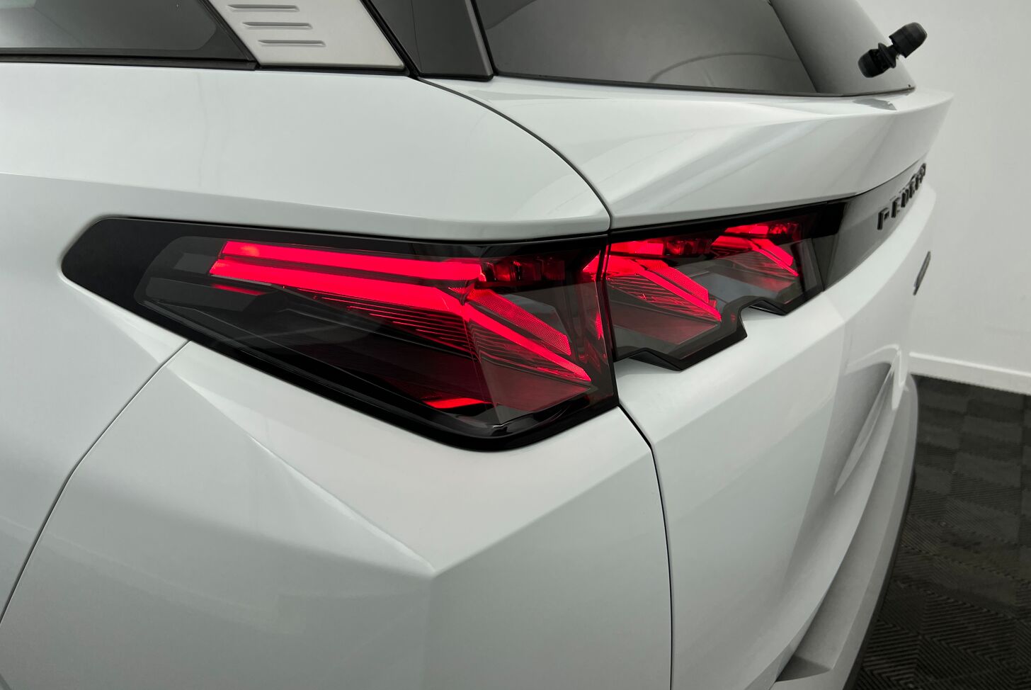 PEUGEOT 5008 SUV Hybride Essence