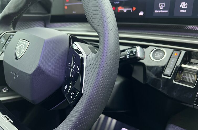 PEUGEOT 5008 SUV Hybride Essence