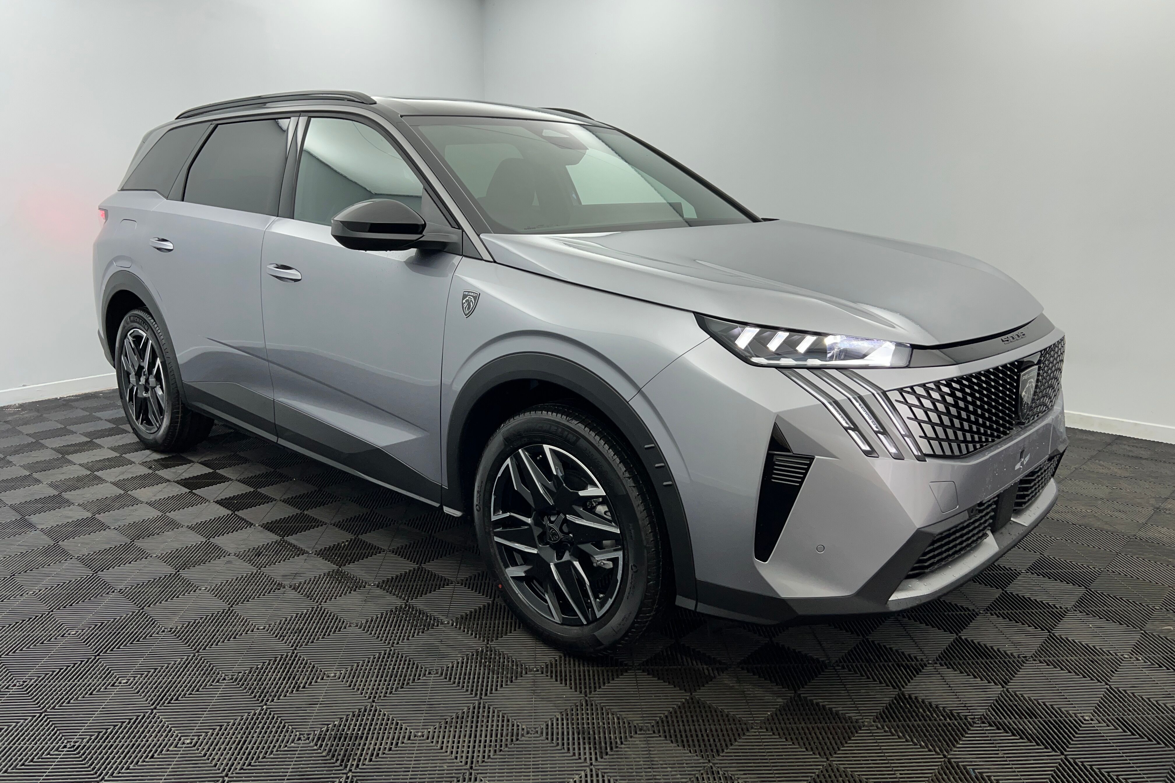PEUGEOT 5008 SUV Hybride — photo 3