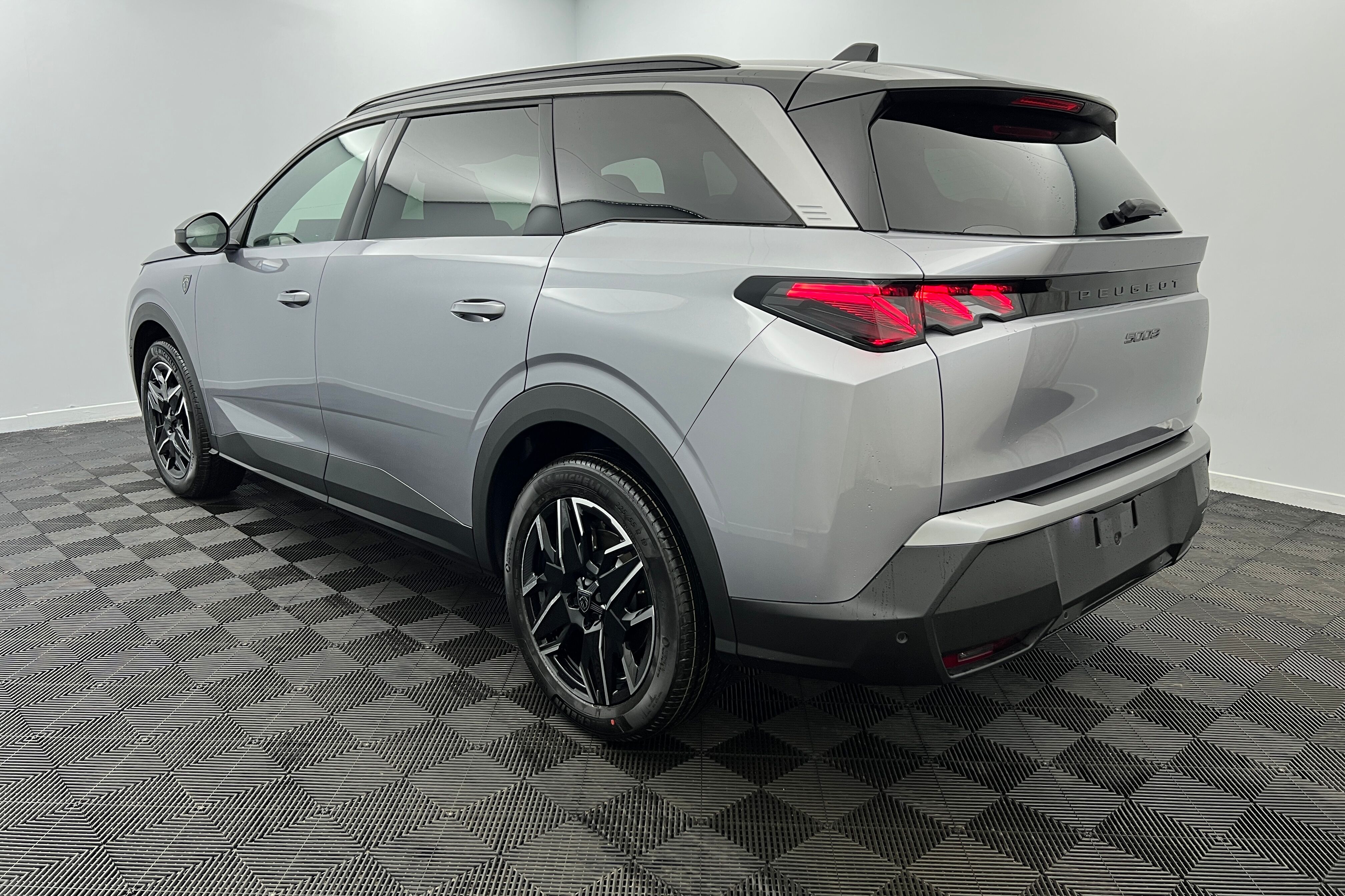 PEUGEOT 5008 SUV Hybride — photo 4