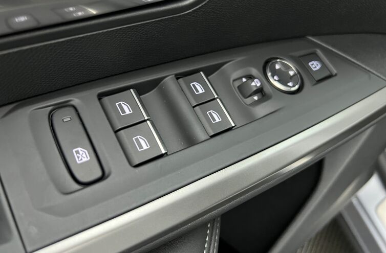 PEUGEOT 5008 SUV Hybride Essence