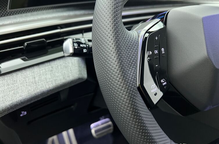 PEUGEOT 5008 SUV Hybride Essence