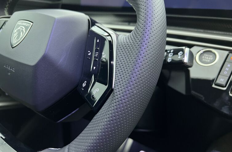 PEUGEOT 5008 SUV Hybride Essence