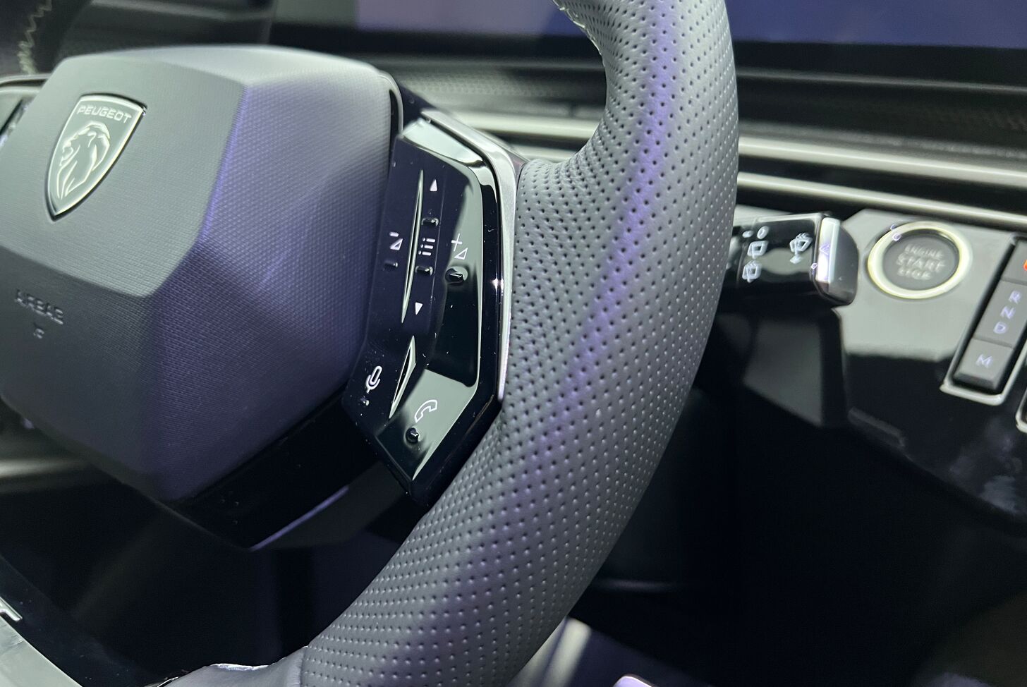 PEUGEOT 5008 SUV Hybride Essence