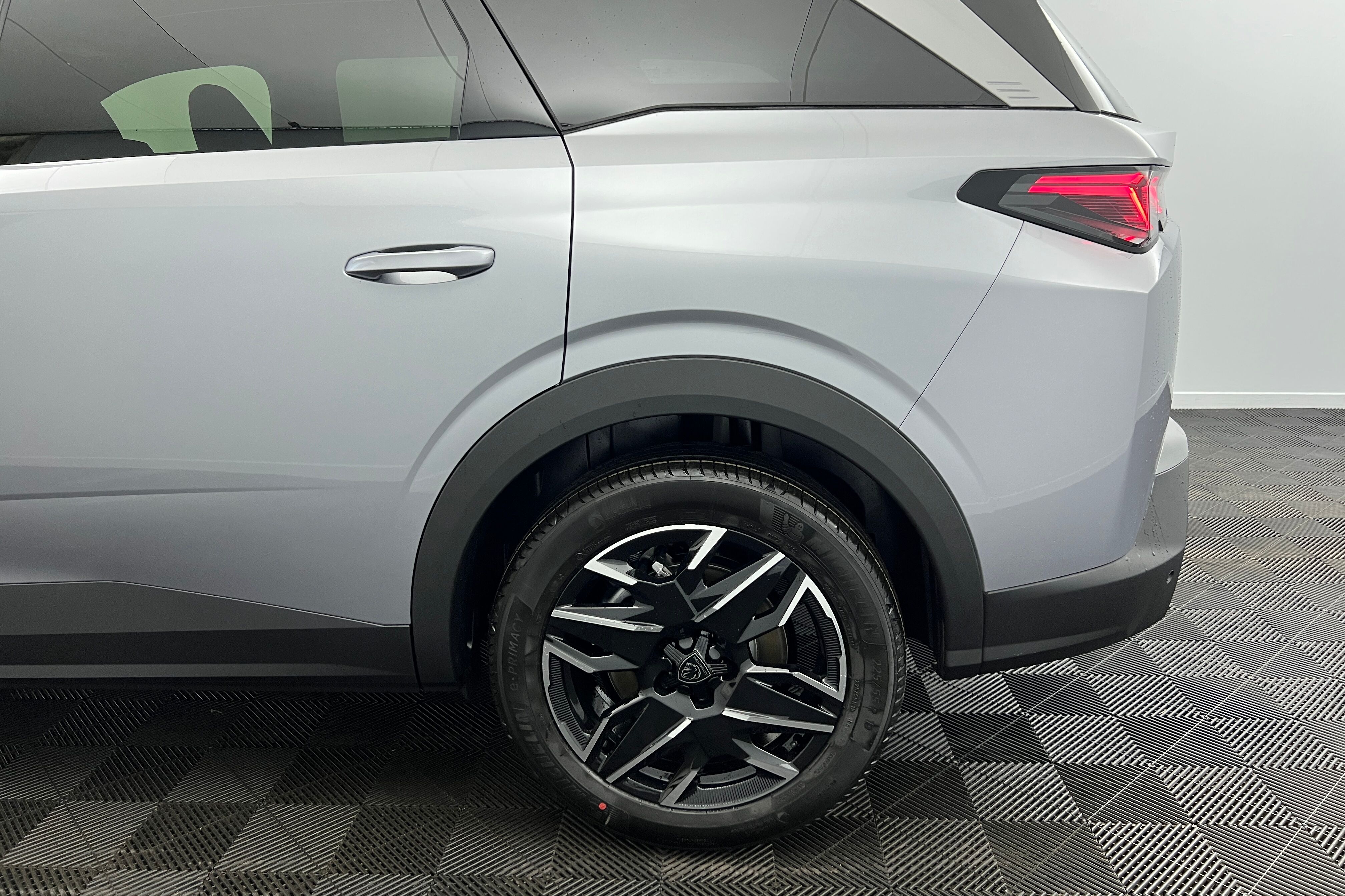 PEUGEOT 5008 SUV Hybride — photo 19