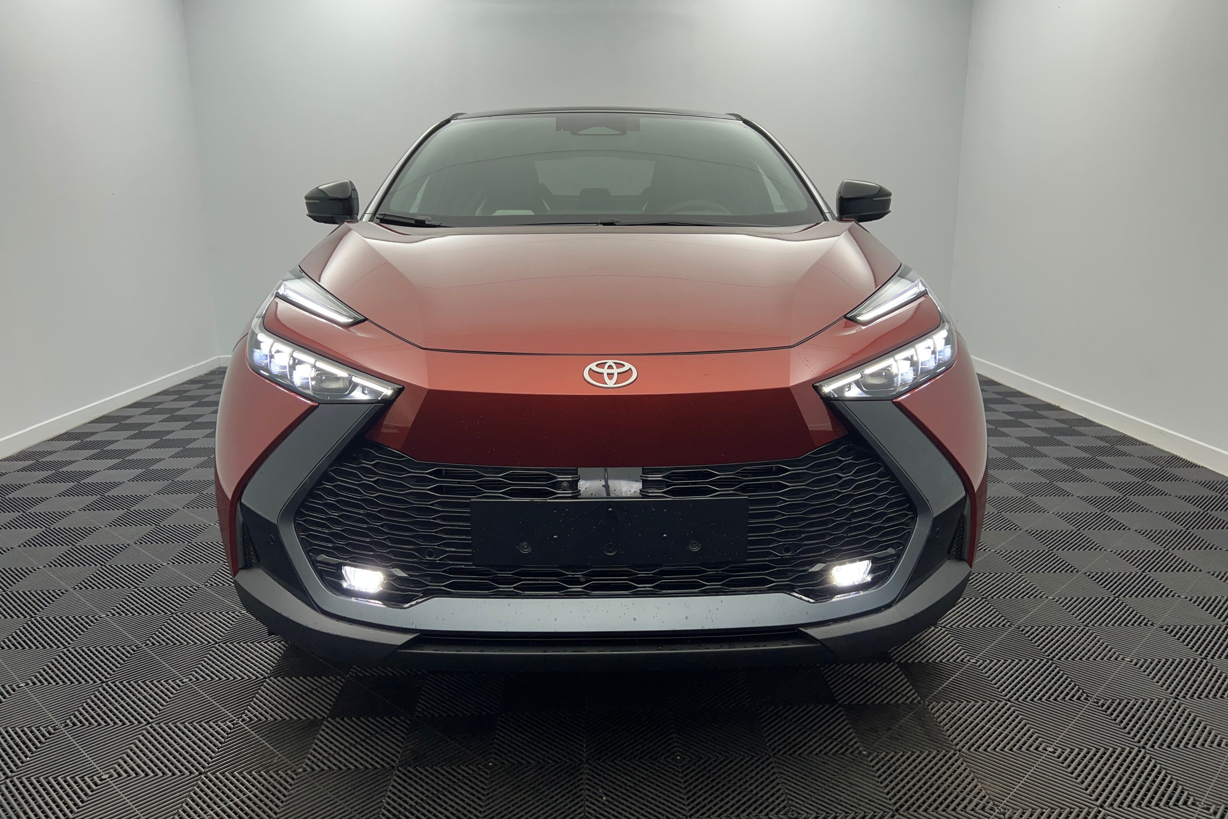TOYOTA C-HR — photo 2