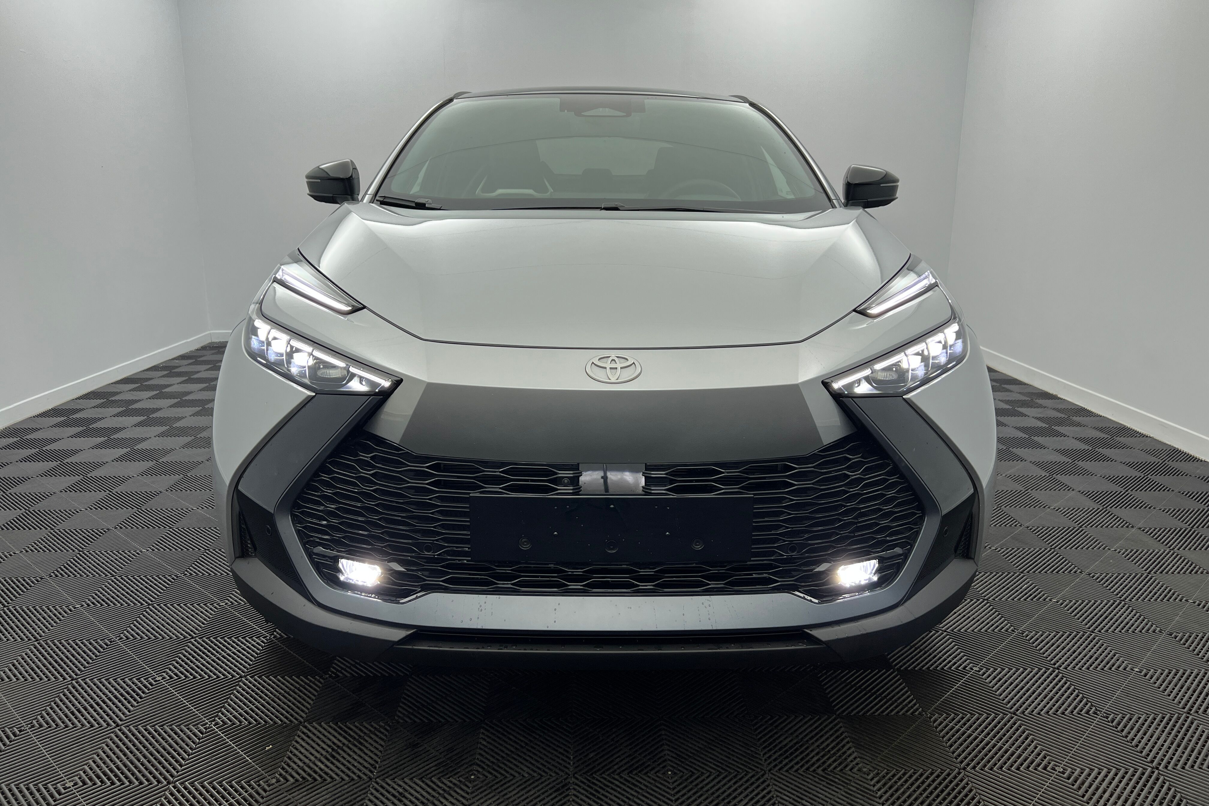 TOYOTA C-HR — photo 2