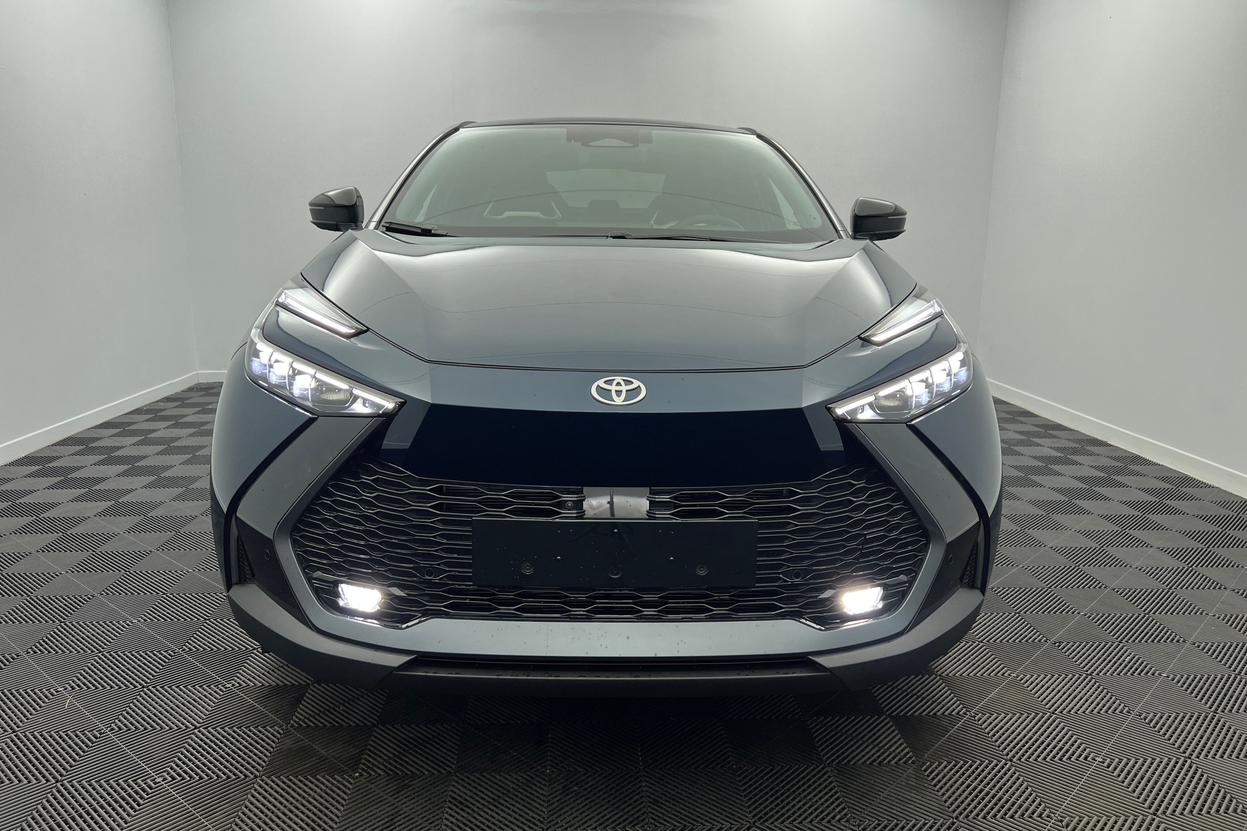 TOYOTA C-HR — photo 2