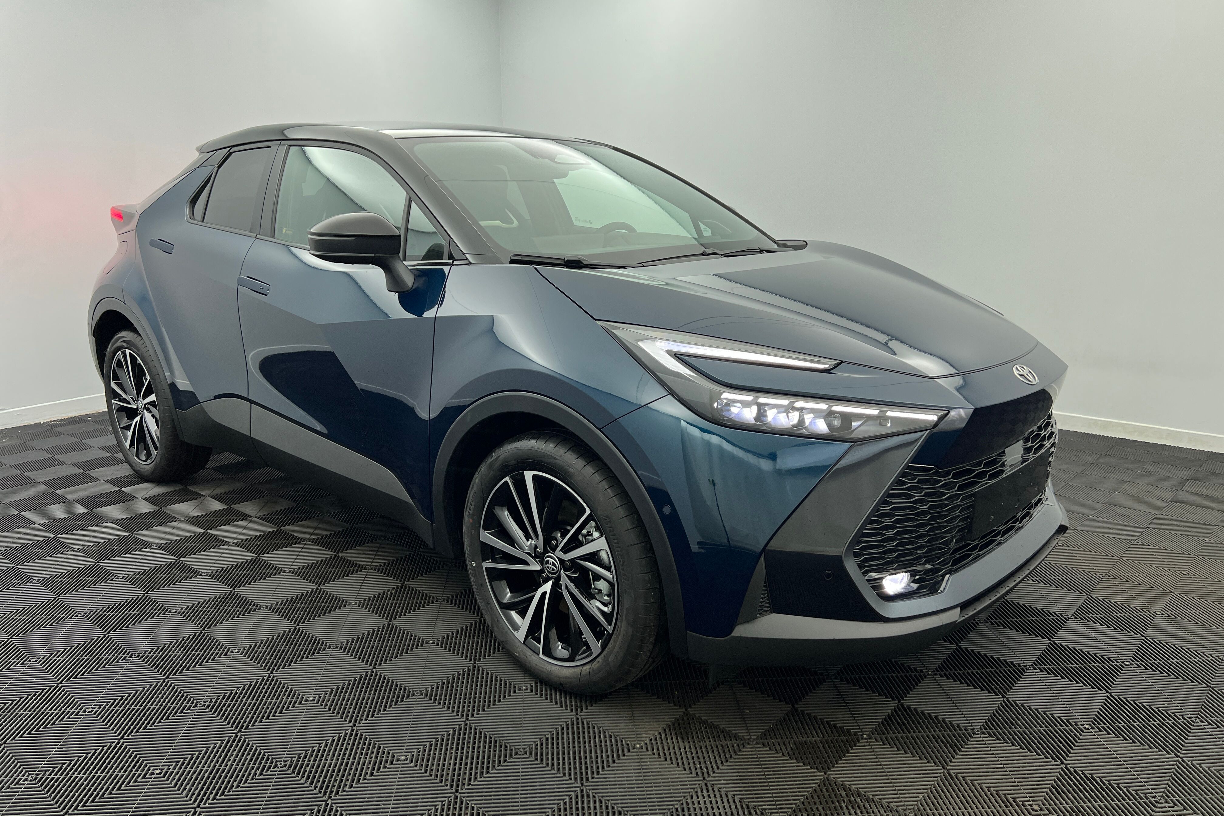 TOYOTA C-HR — photo 3
