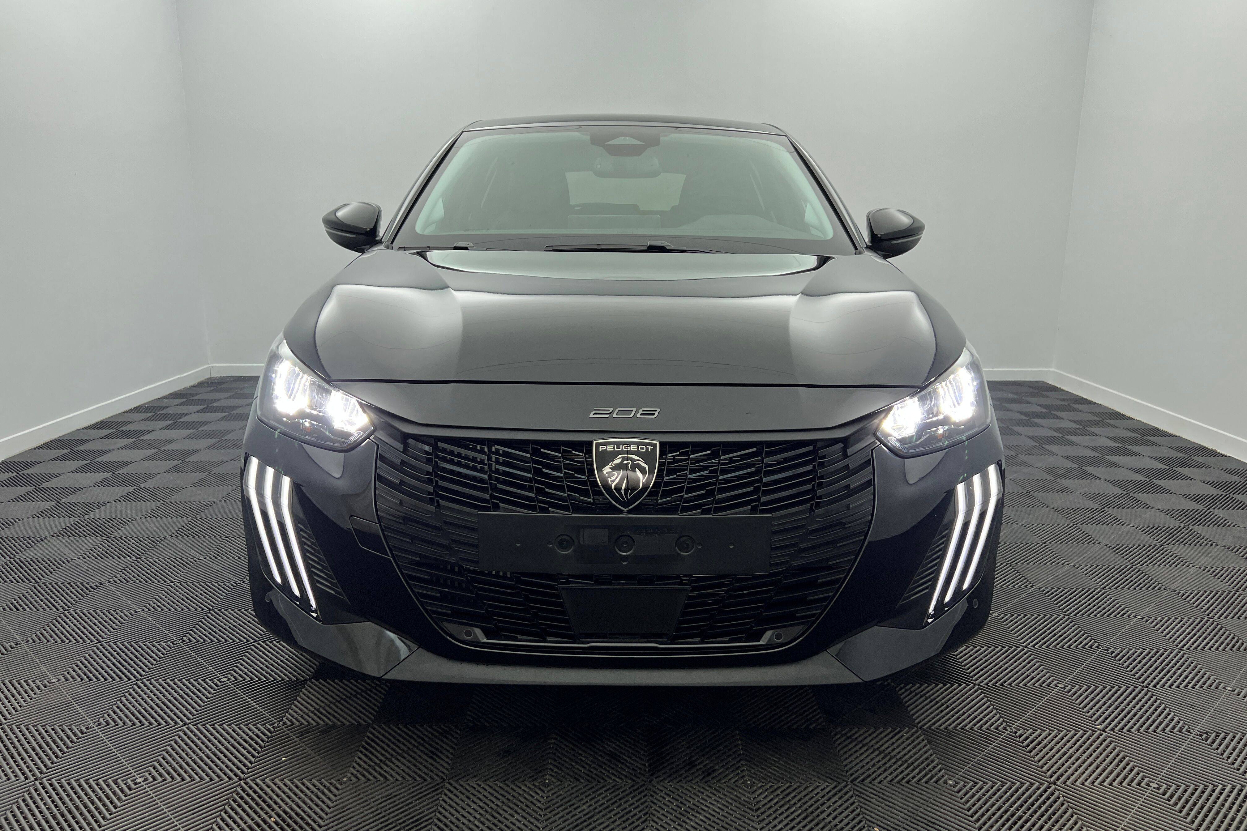 PEUGEOT 208 — photo 2