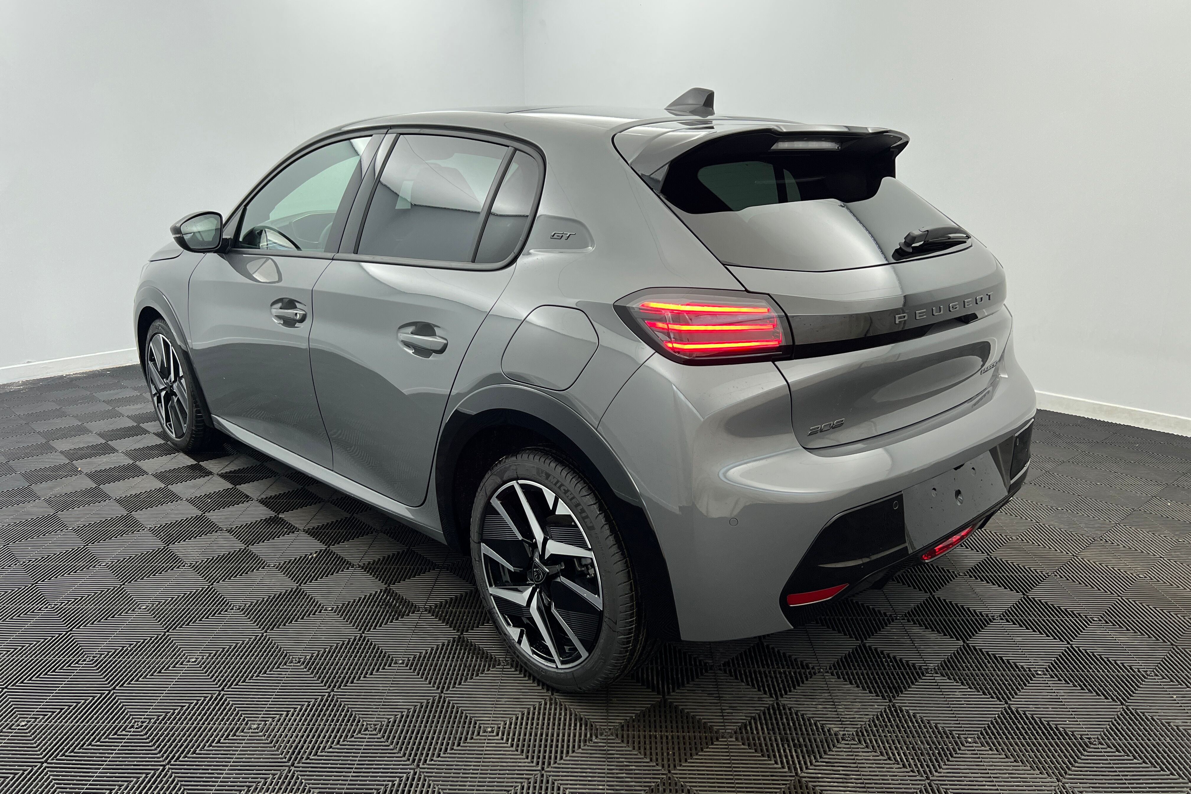 PEUGEOT 208 Berline Hybride — photo 4