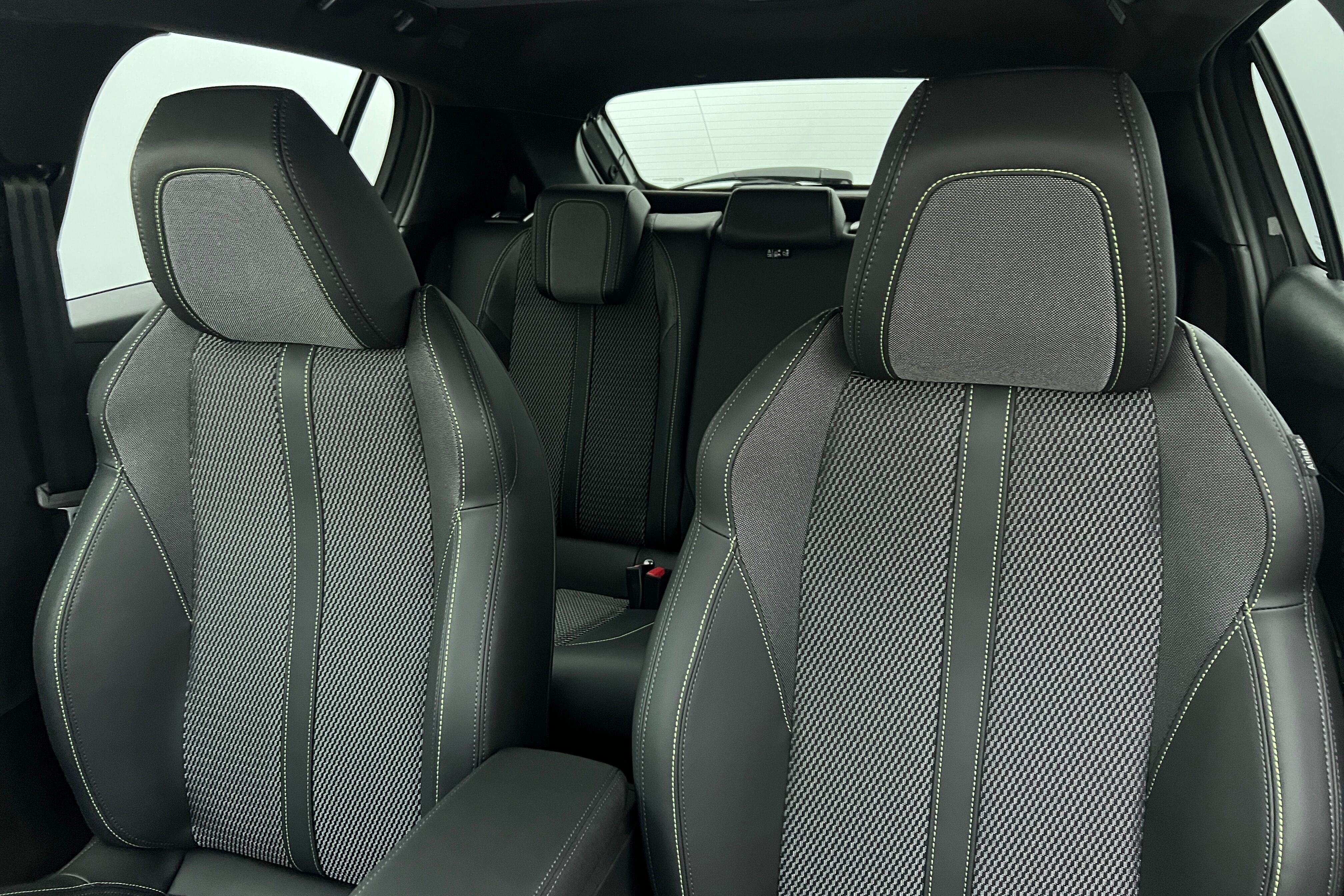 PEUGEOT 208 Berline Hybride — photo 11