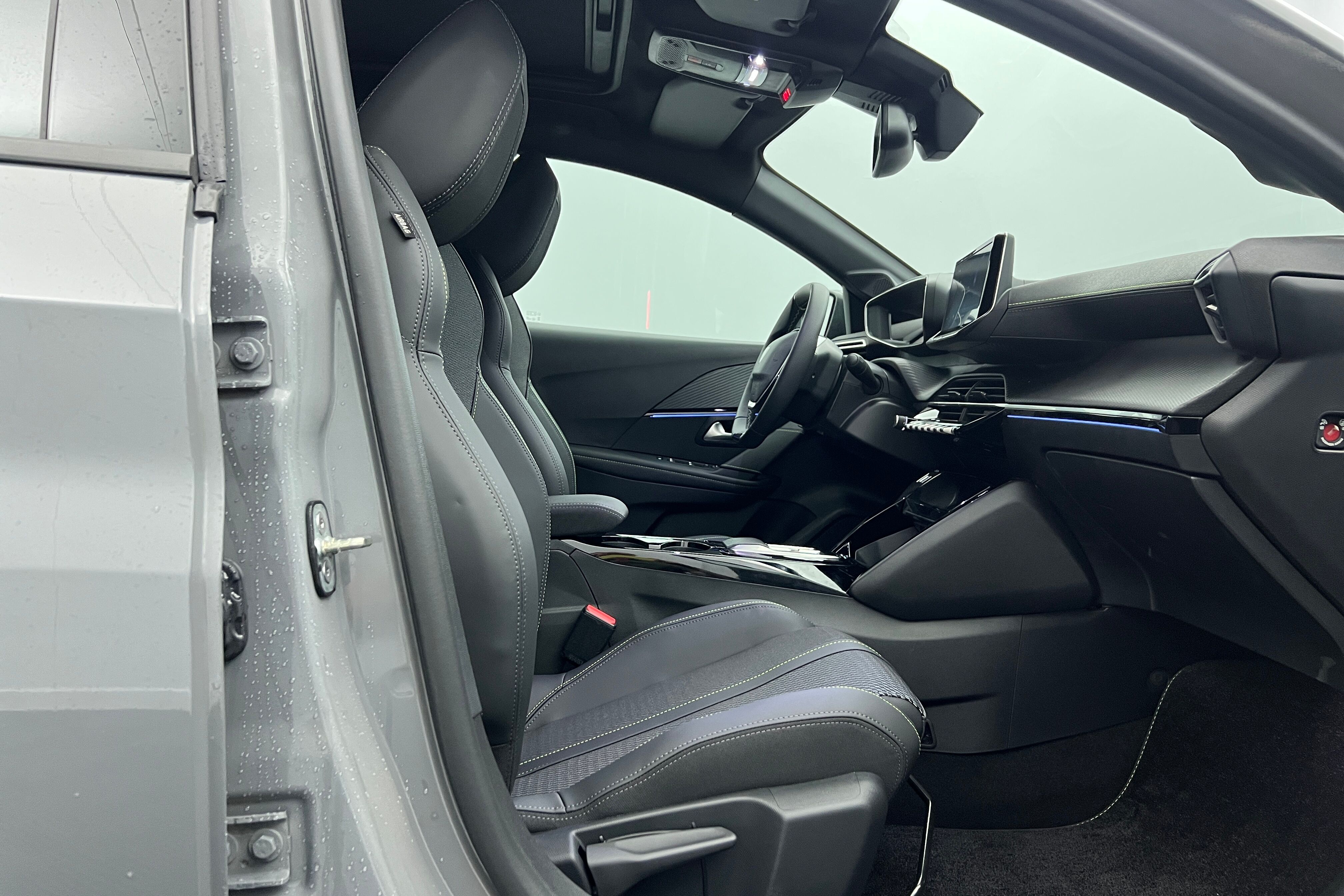 PEUGEOT 208 Berline Hybride — photo 13