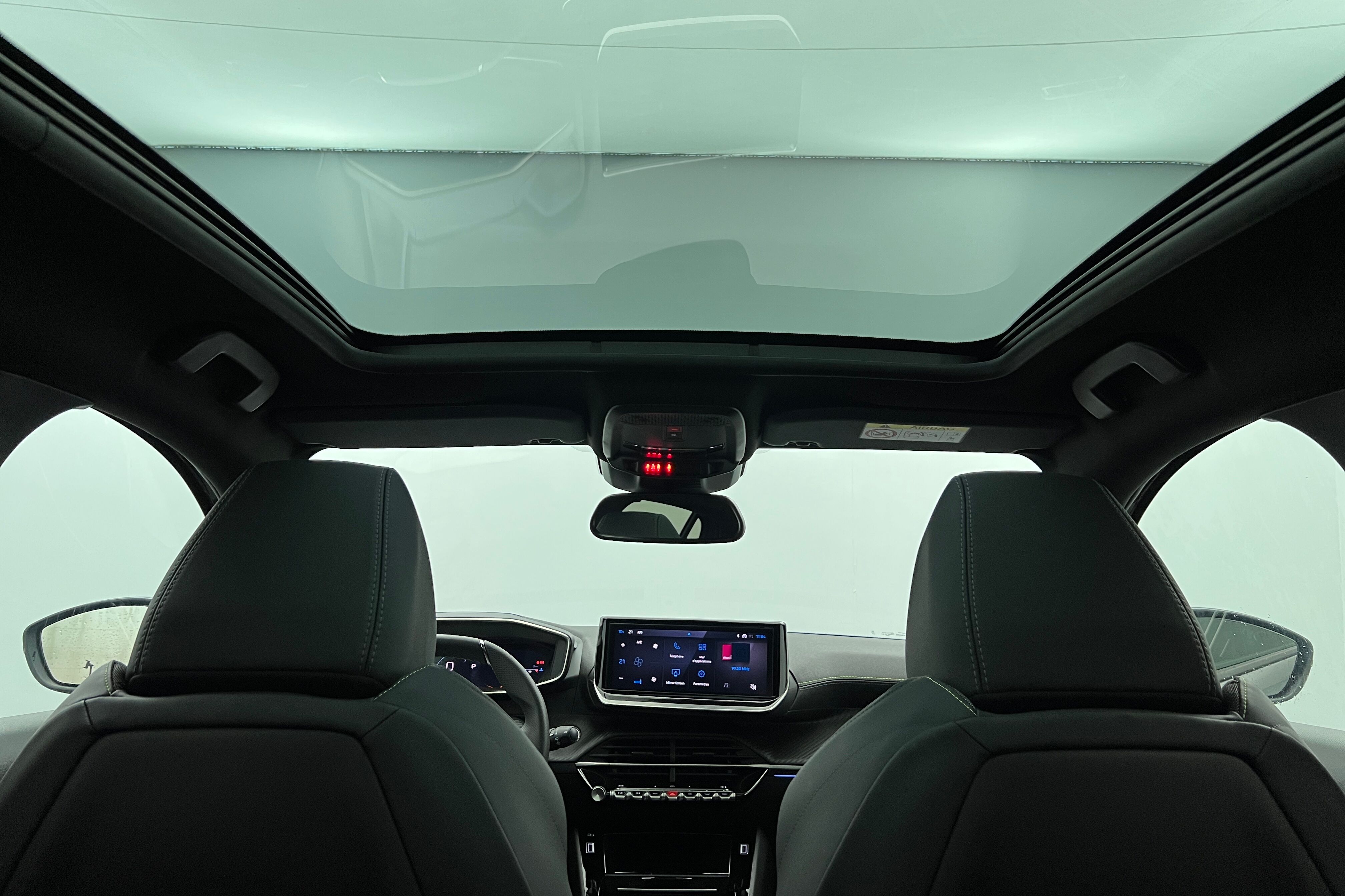 PEUGEOT 208 Berline Hybride — photo 23