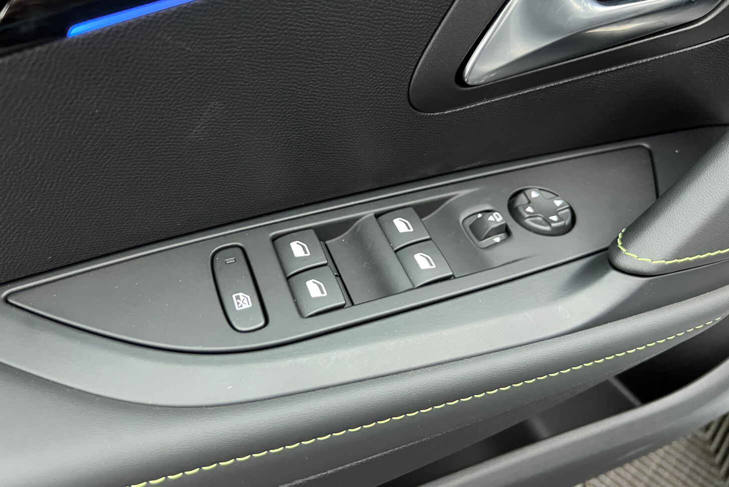 PEUGEOT 208 Berline Hybride Essence