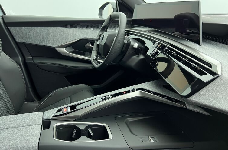 PEUGEOT 3008 SUV Hybride Essence