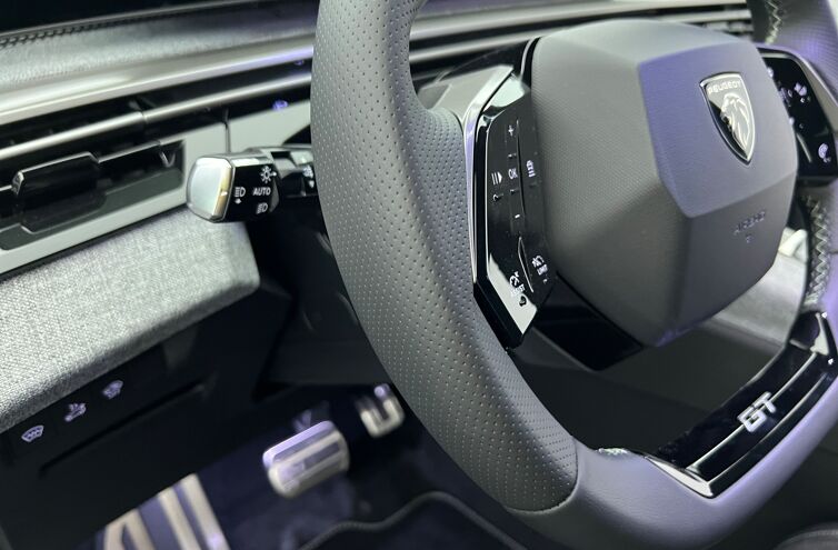 PEUGEOT 3008 SUV Hybride Essence