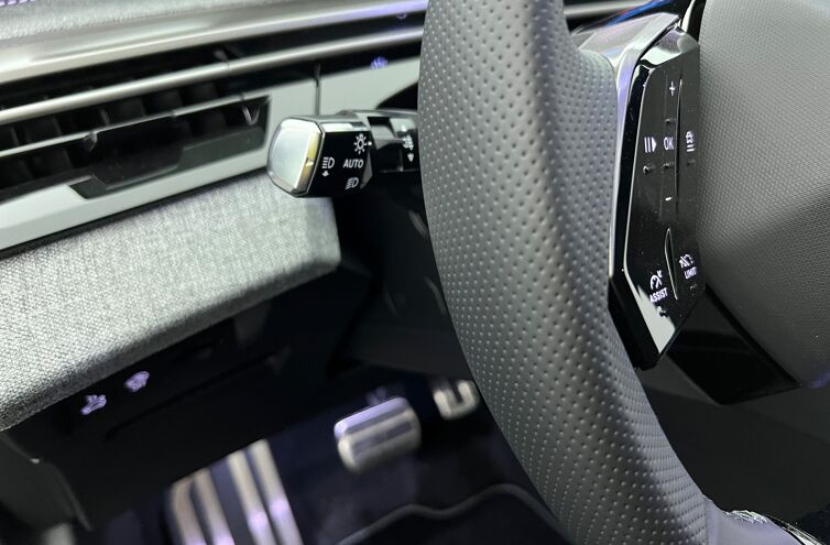 PEUGEOT 3008 SUV Hybride Essence