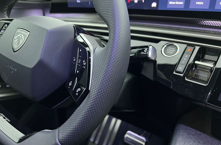 PEUGEOT 3008 SUV Hybride Essence
