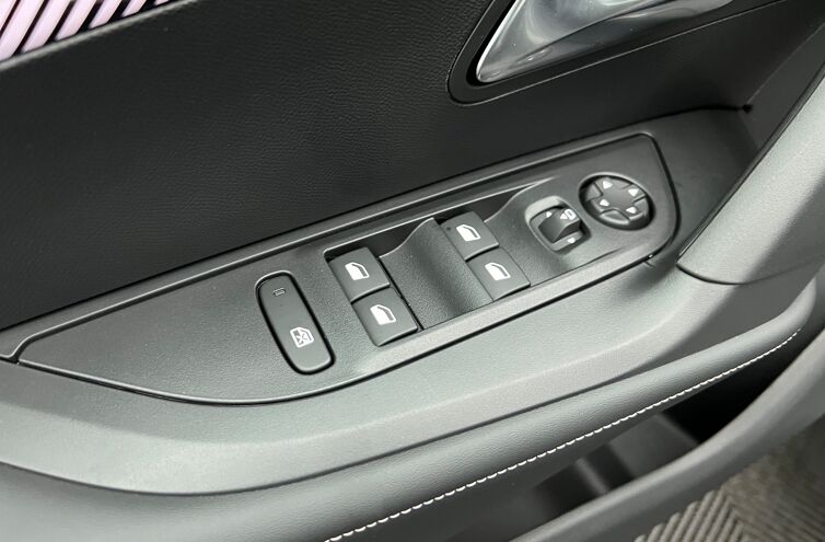 PEUGEOT 2008 SUV Hybride Essence