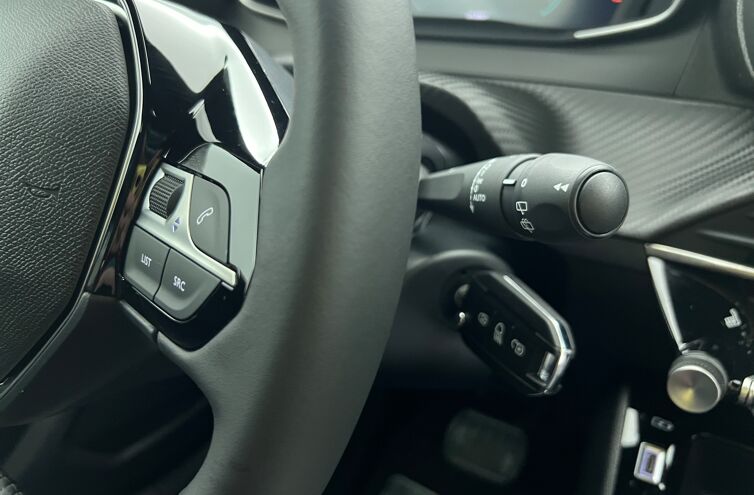 PEUGEOT 2008 SUV Hybride Essence