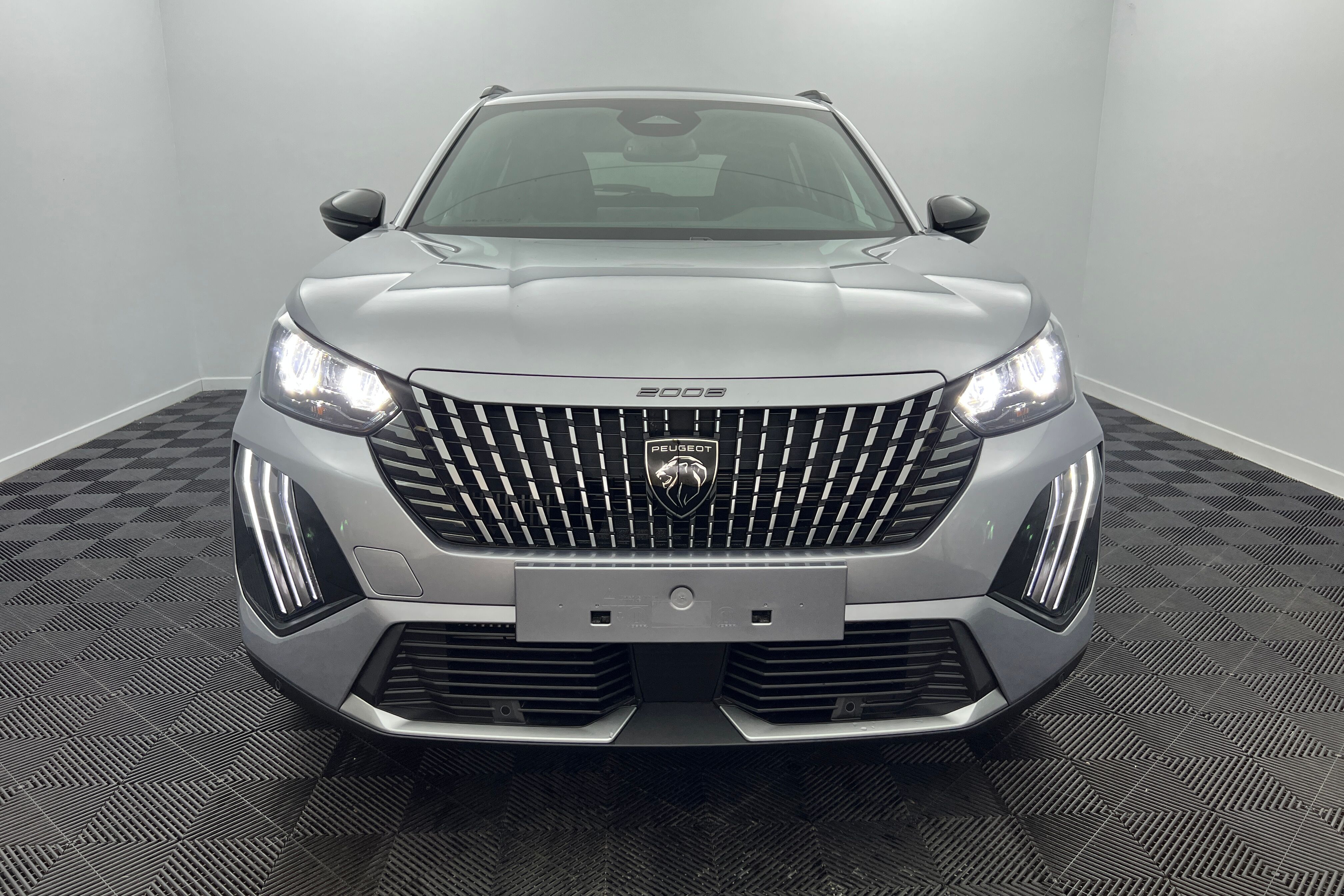 PEUGEOT 2008 SUV Hybride — photo 2