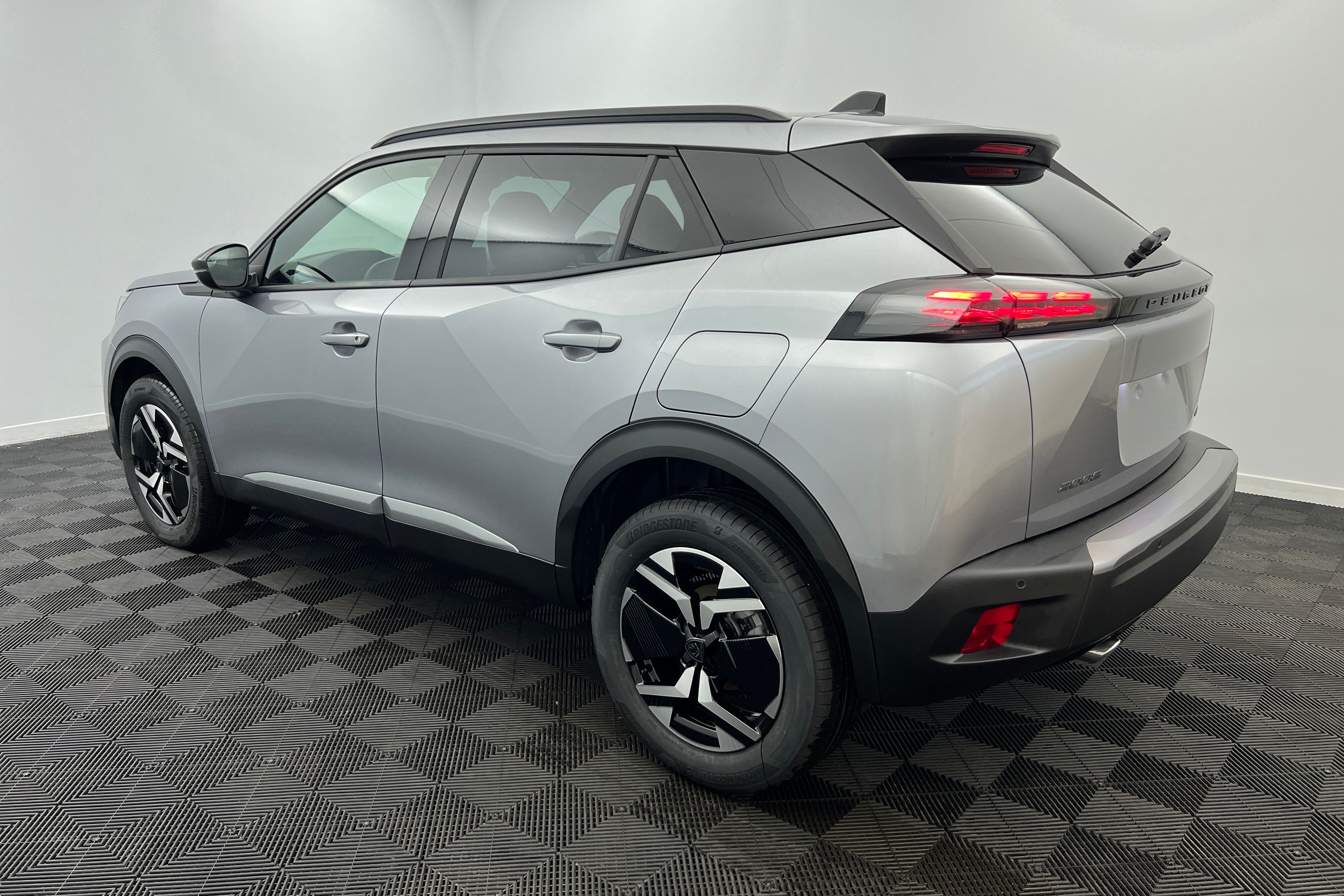 PEUGEOT 2008 SUV Hybride — photo 4