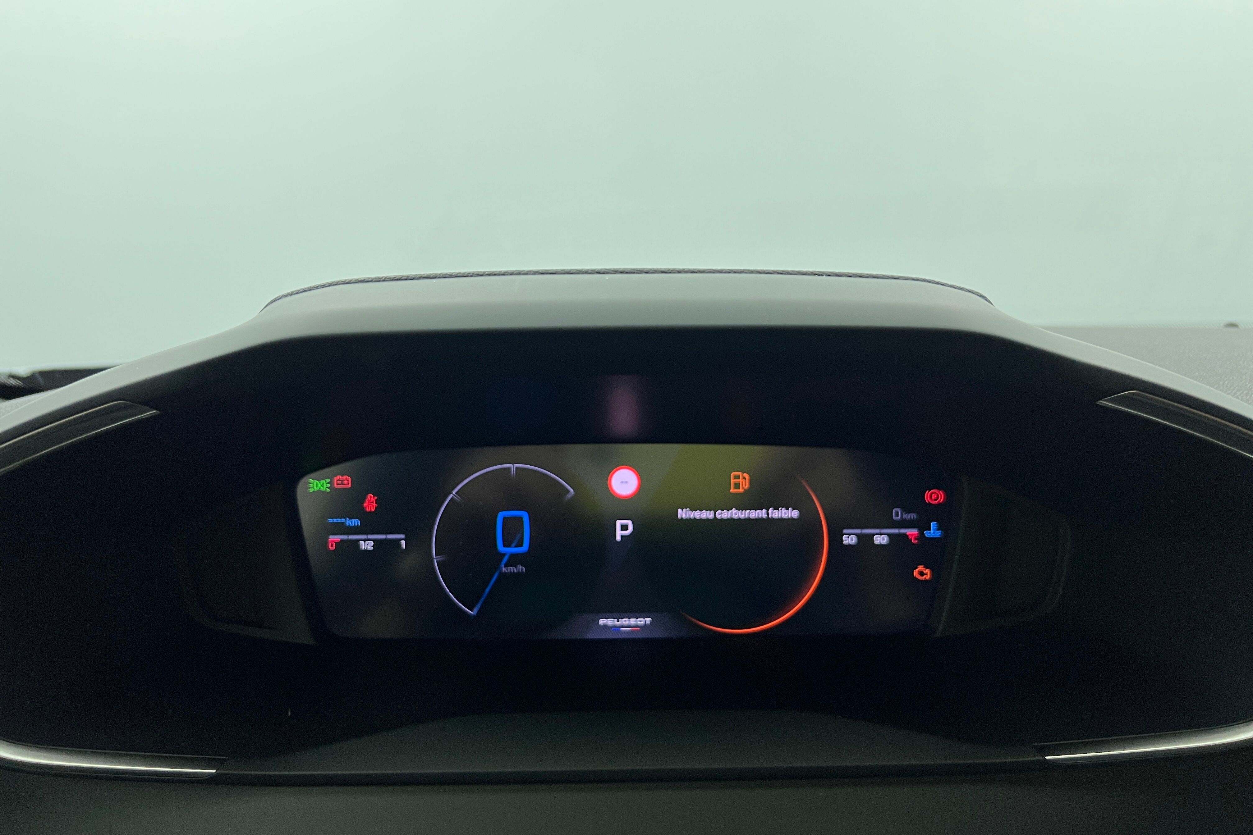 PEUGEOT 2008 SUV Hybride — photo 9