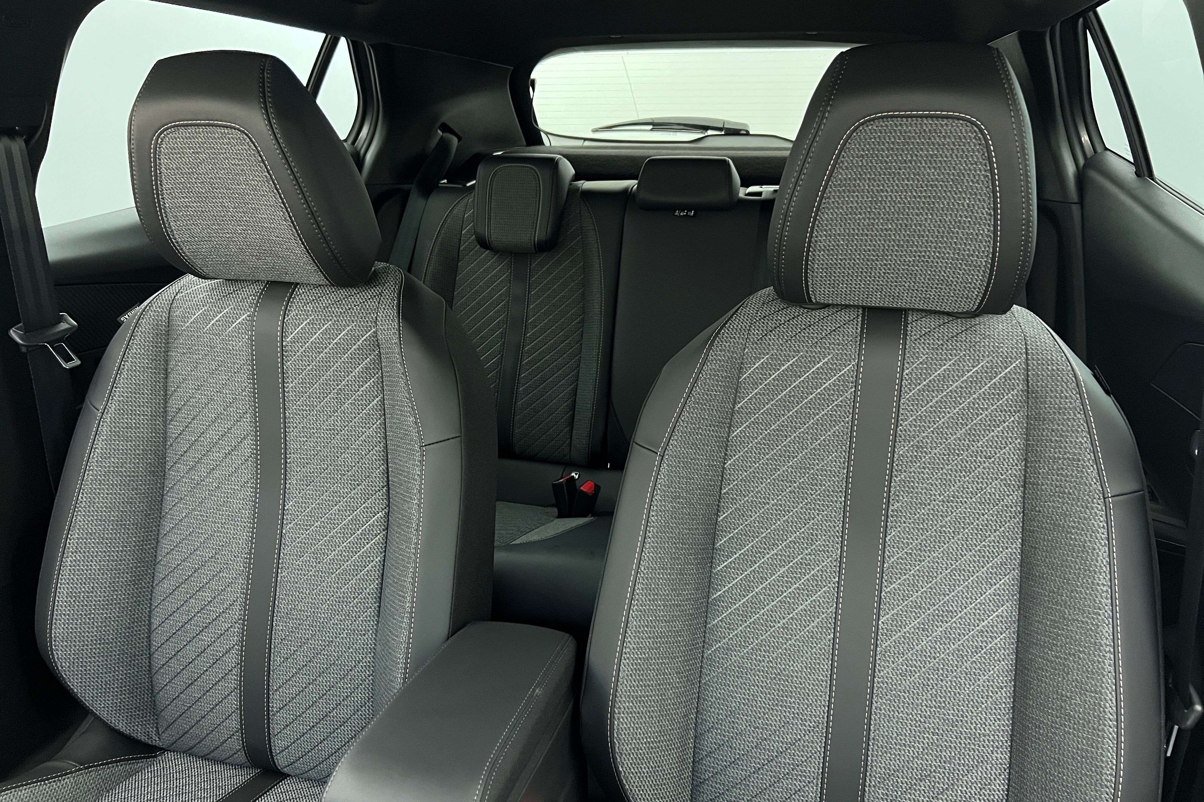 PEUGEOT 2008 SUV Hybride — photo 11