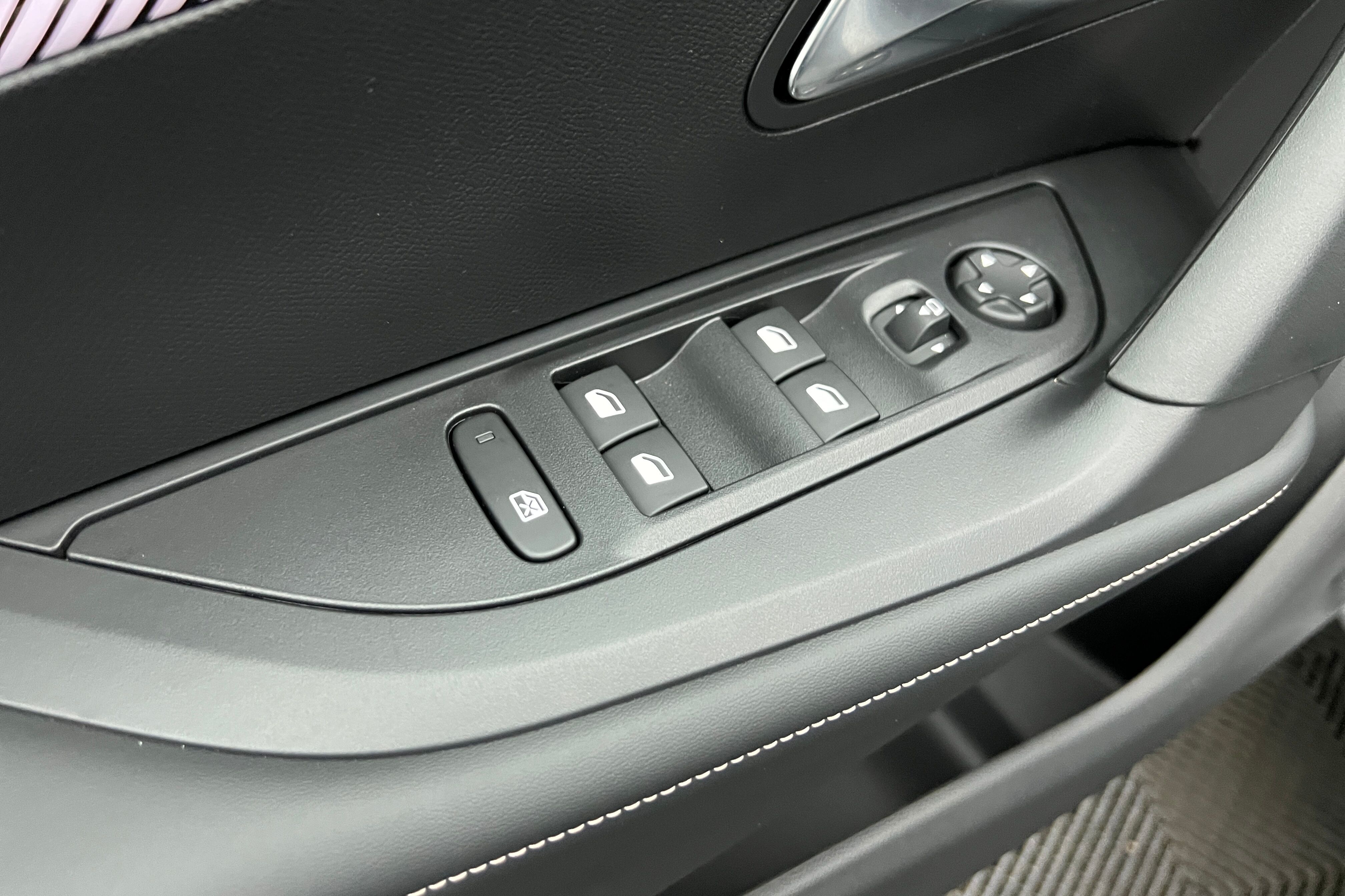 PEUGEOT 2008 SUV Hybride — photo 15