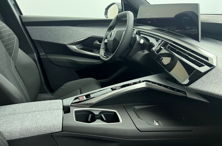 PEUGEOT 3008 SUV Hybride Essence
